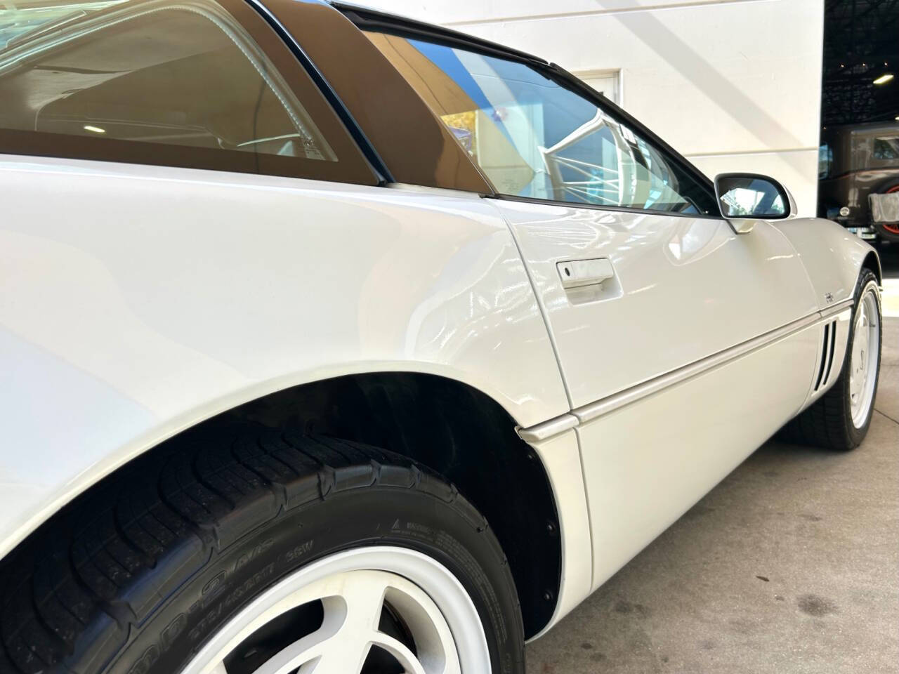 Chevrolet-Corvette-1988-Hatchback-16