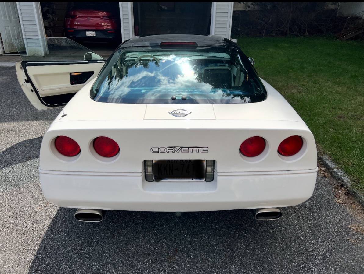 Chevrolet-Corvette-1988-white-2