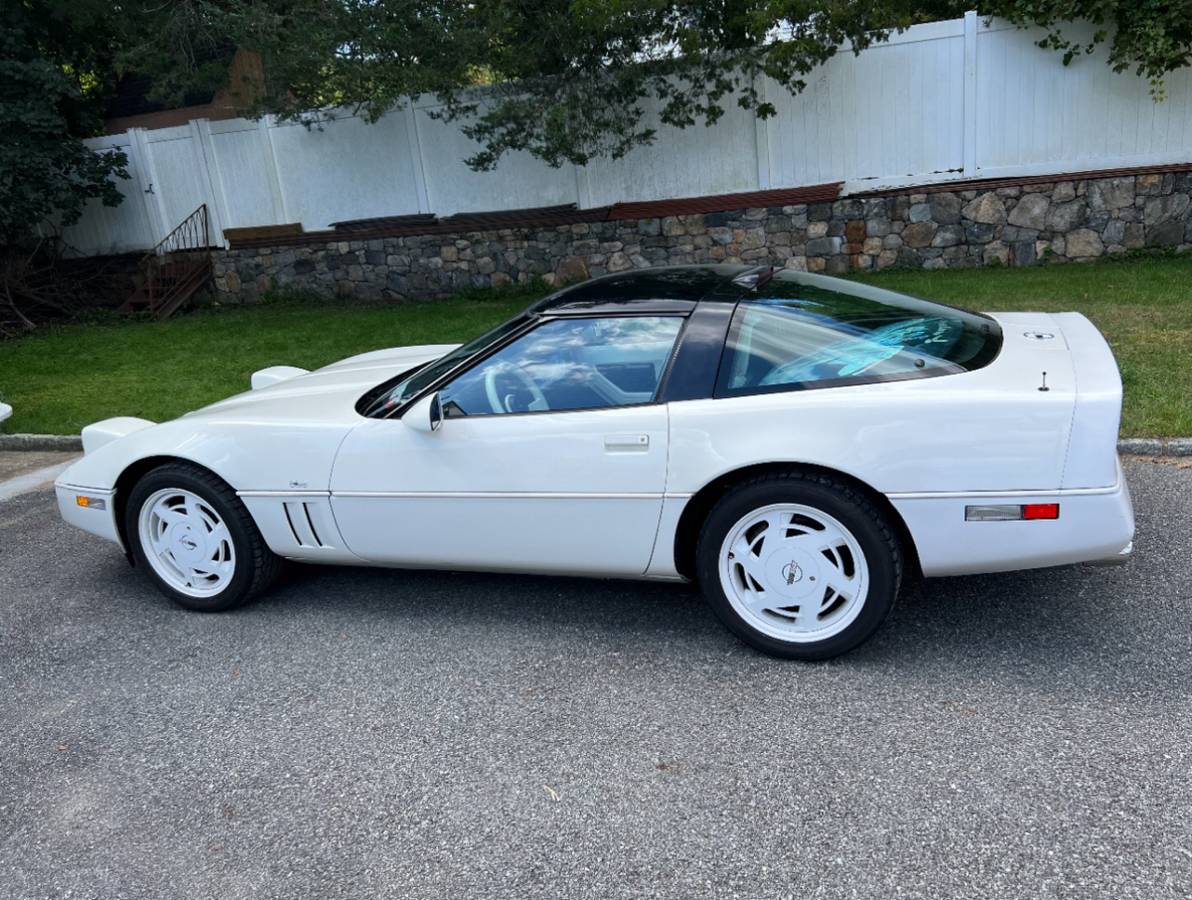 Chevrolet Corvette  1988 white