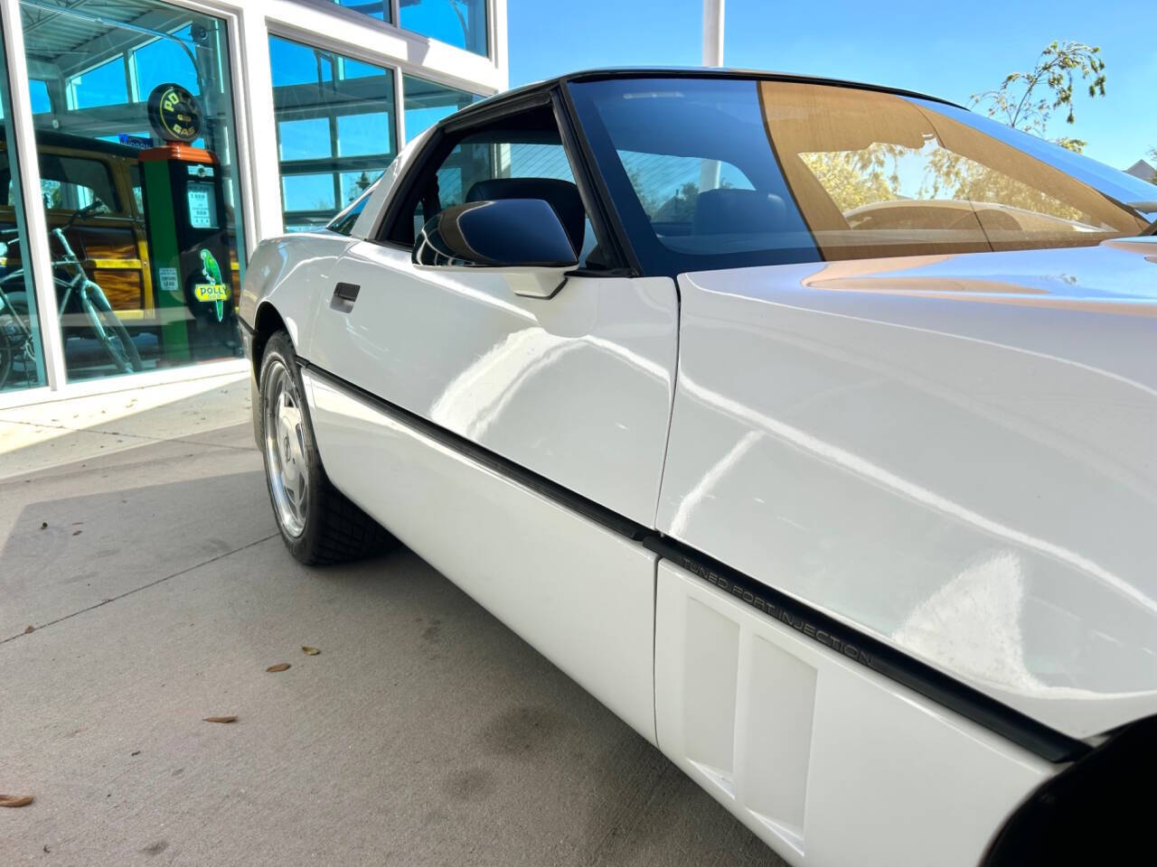 Chevrolet-Corvette-1989-Hatchback-16