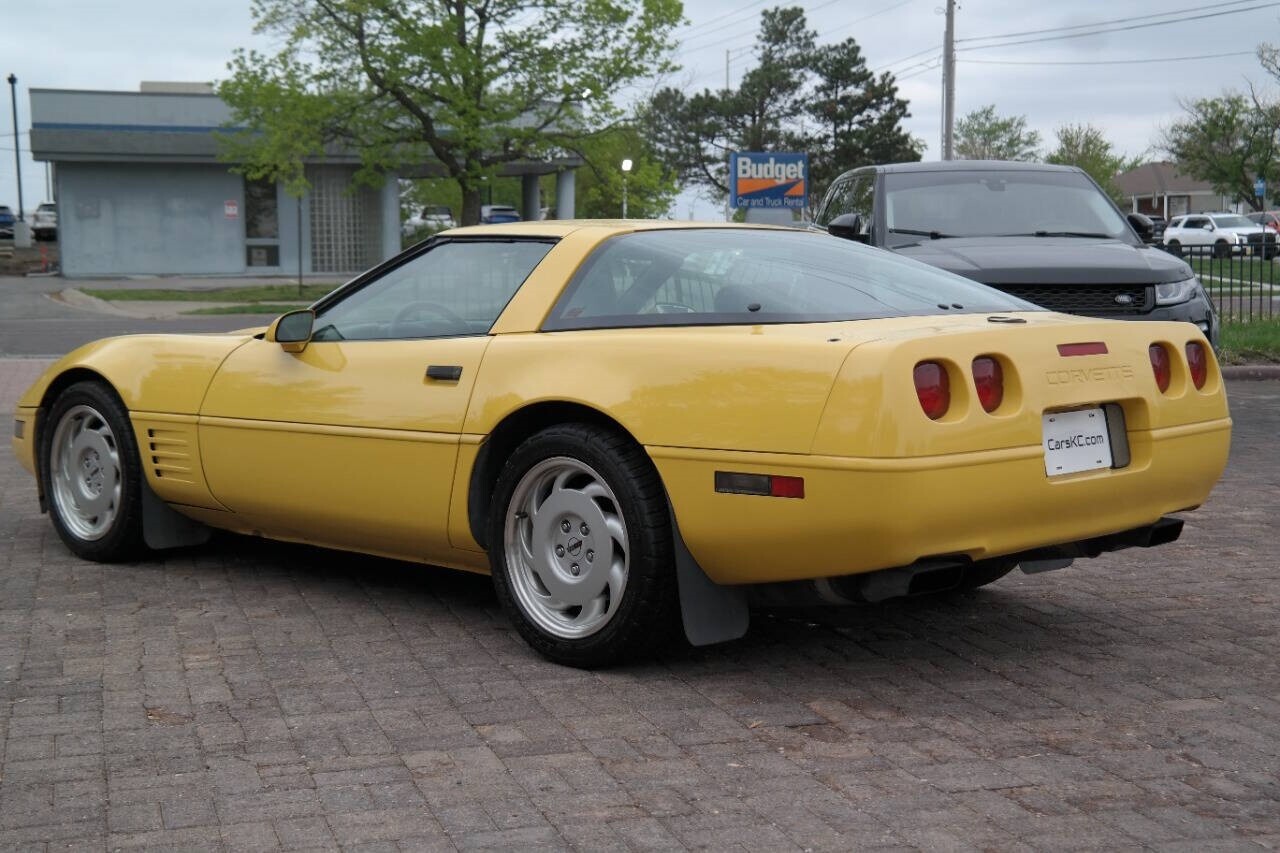 Chevrolet-Corvette-1992-Hatchback-12