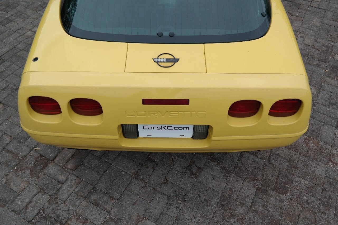 Chevrolet-Corvette-1992-Hatchback-19