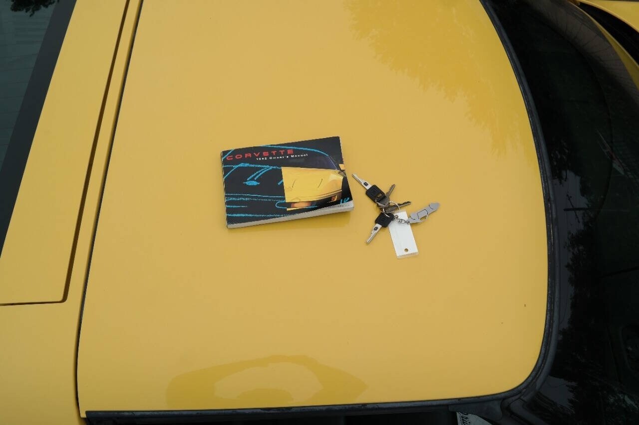 Chevrolet-Corvette-1992-Hatchback-35