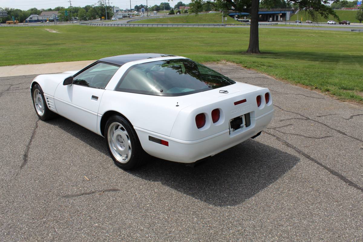 Chevrolet-Corvette-1992-white-2