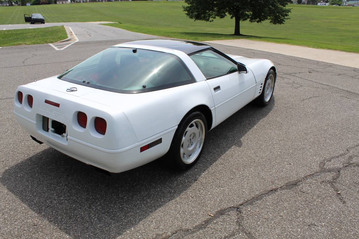 Chevrolet-Corvette-1992-white-3