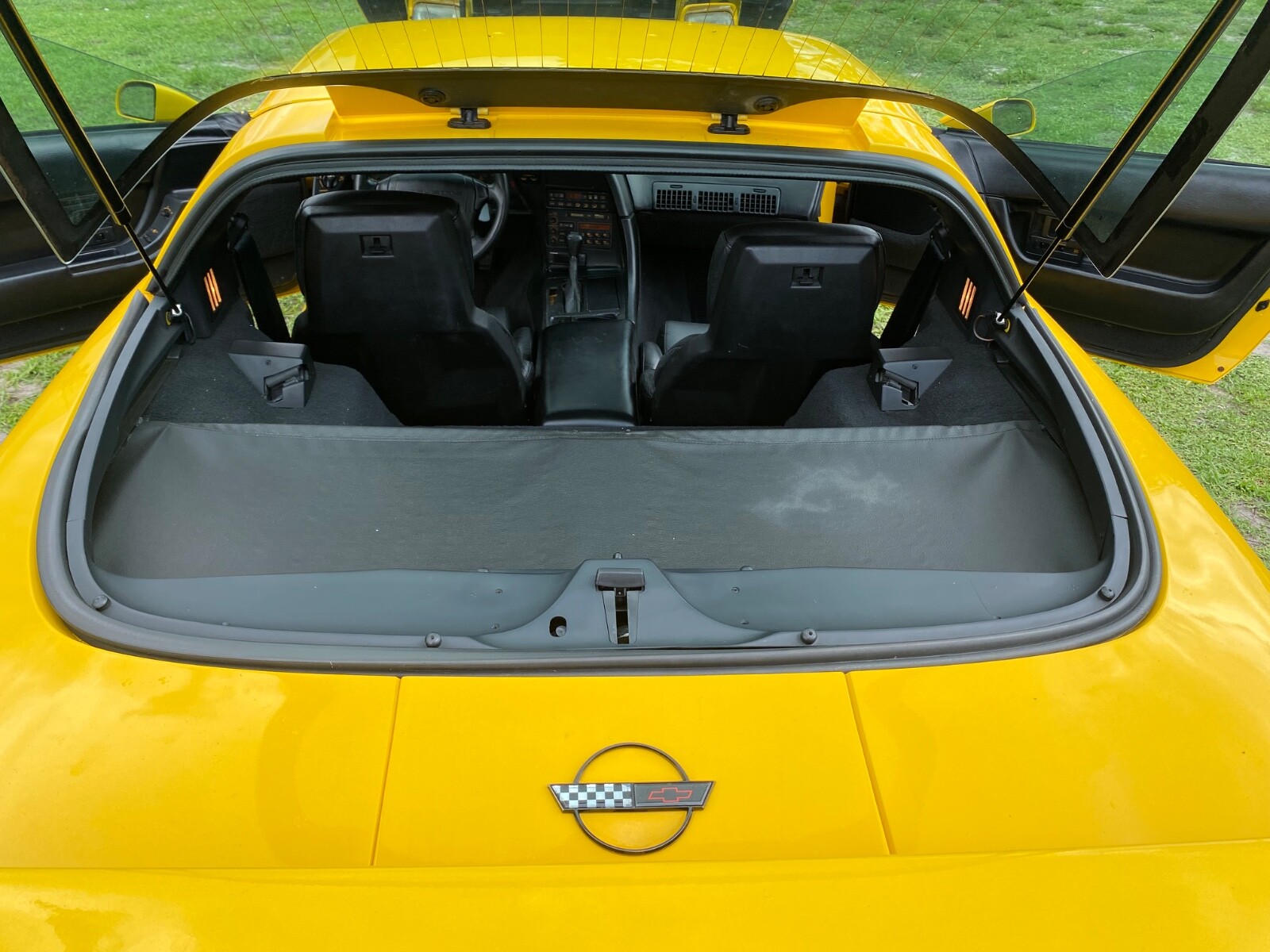 Chevrolet-Corvette-1993-Hatchback-17