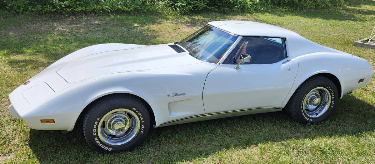 Chevrolet-Corvette-2dr-convertib-1975-white-2