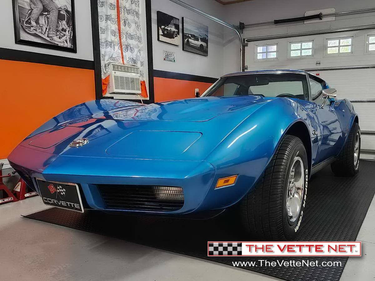 Chevrolet-Corvette-coupe-1974