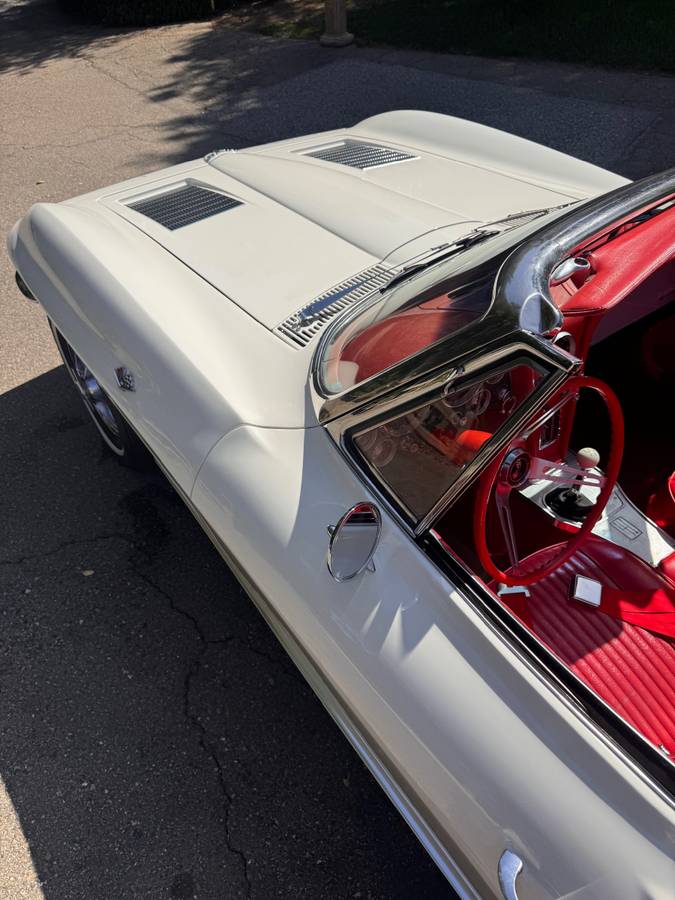 Chevrolet-Corvette-stingray-1963-white-13
