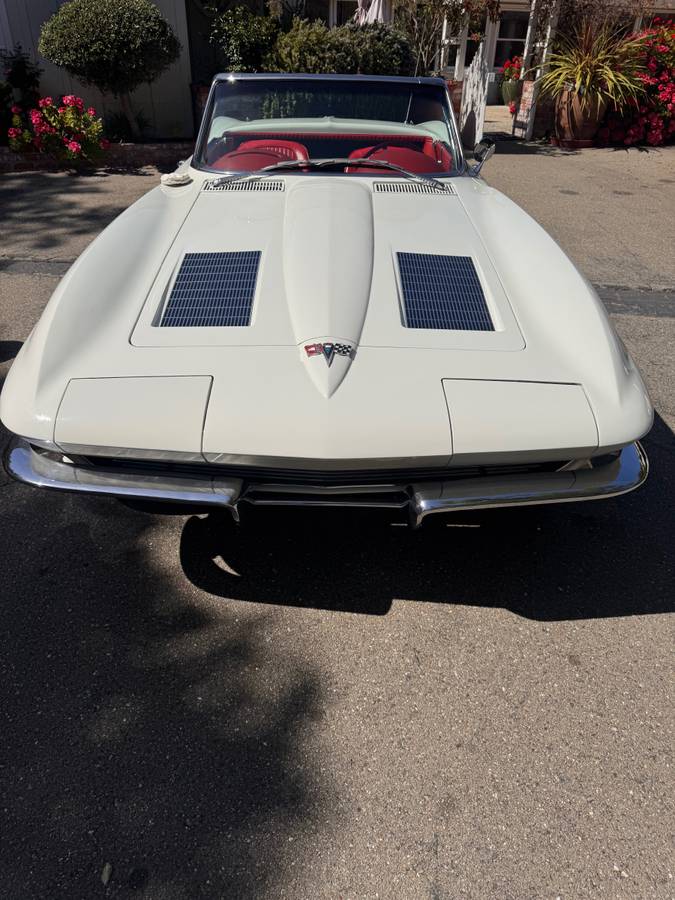 Chevrolet-Corvette-stingray-1963-white