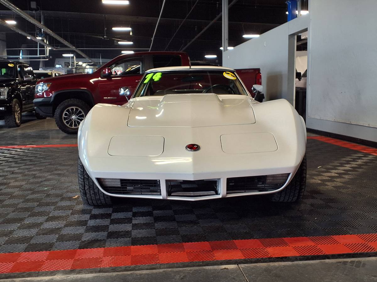Chevrolet-Corvette-stingray-1974-white-1