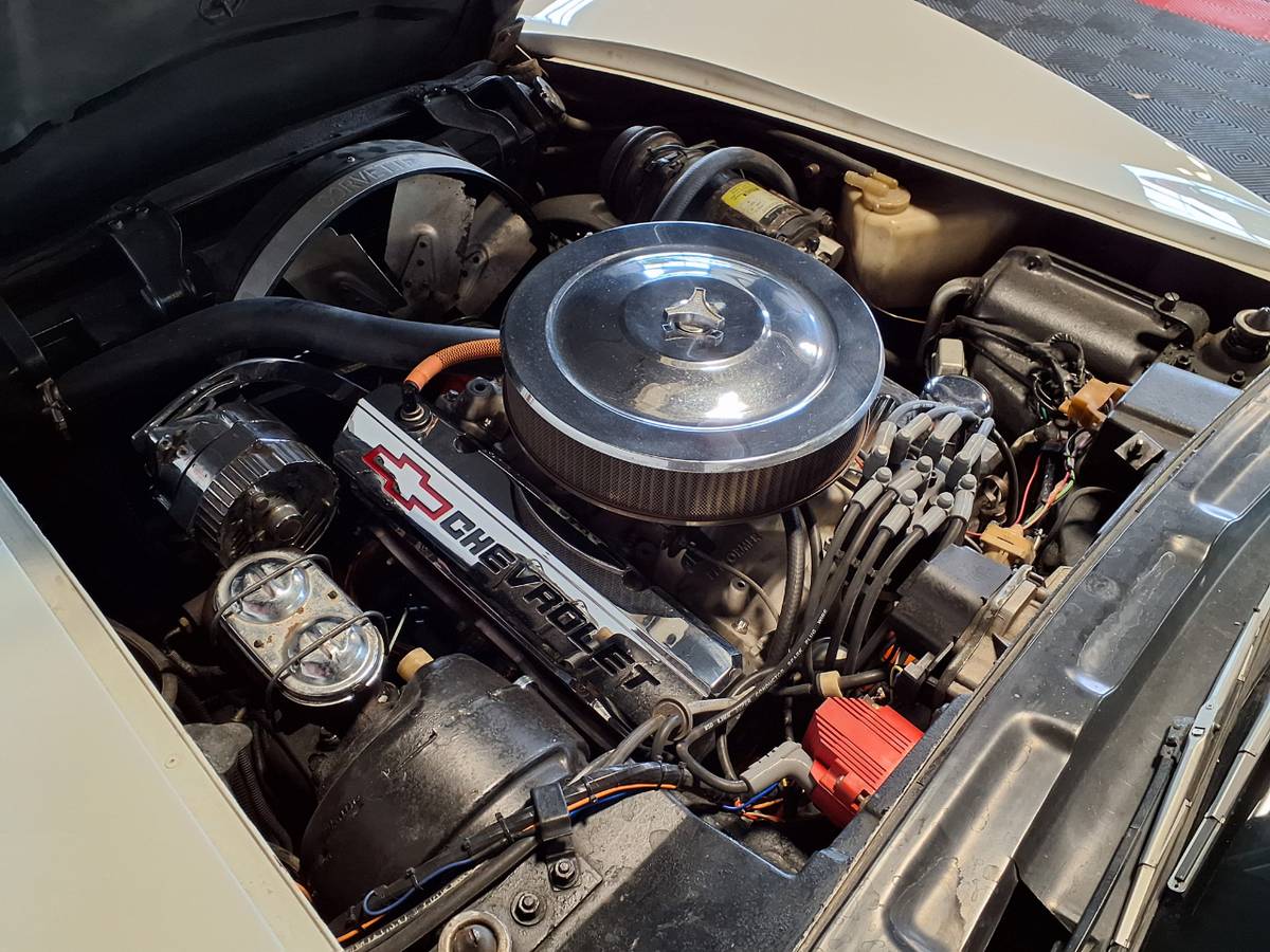 Chevrolet-Corvette-stingray-1974-white-18