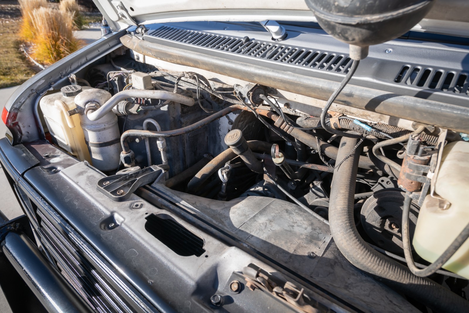 Chevrolet-G20-Van-1984-Standard-Passenger-Van-35