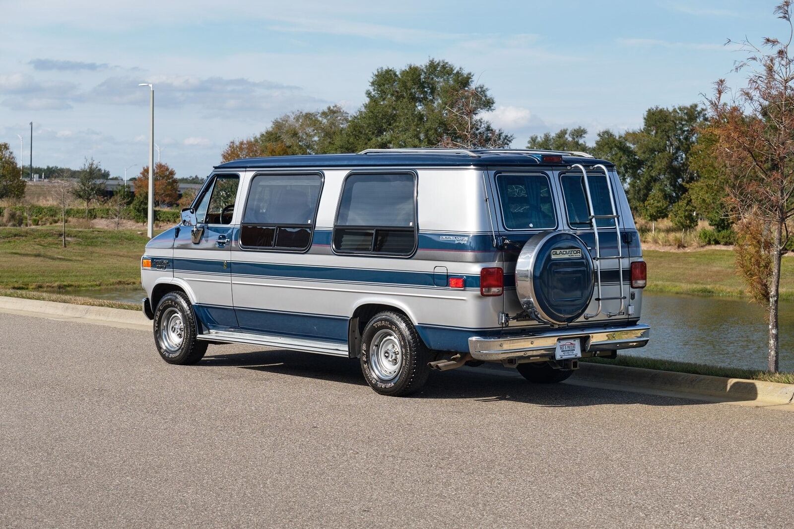Chevrolet-G20-Van-1990-Van-3