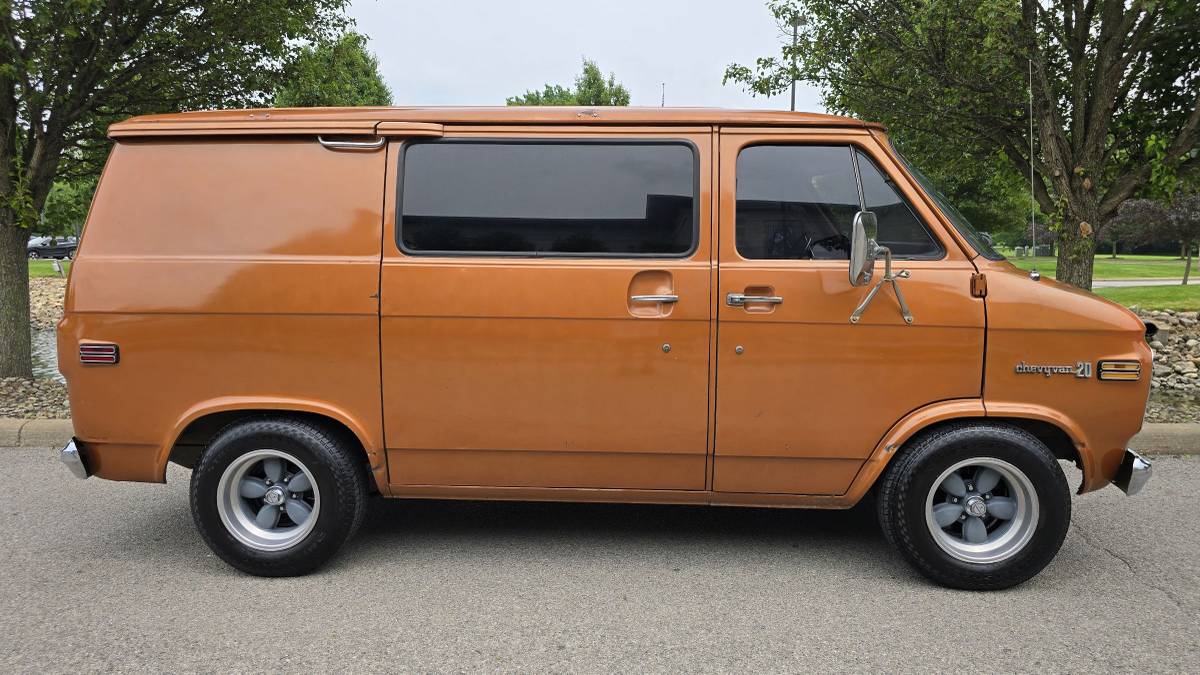 Chevrolet-G20-van-1976-orange-11