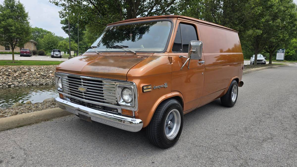 Chevrolet-G20-van-1976-orange-2
