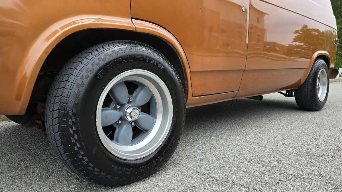Chevrolet-G20-van-1976-orange-4