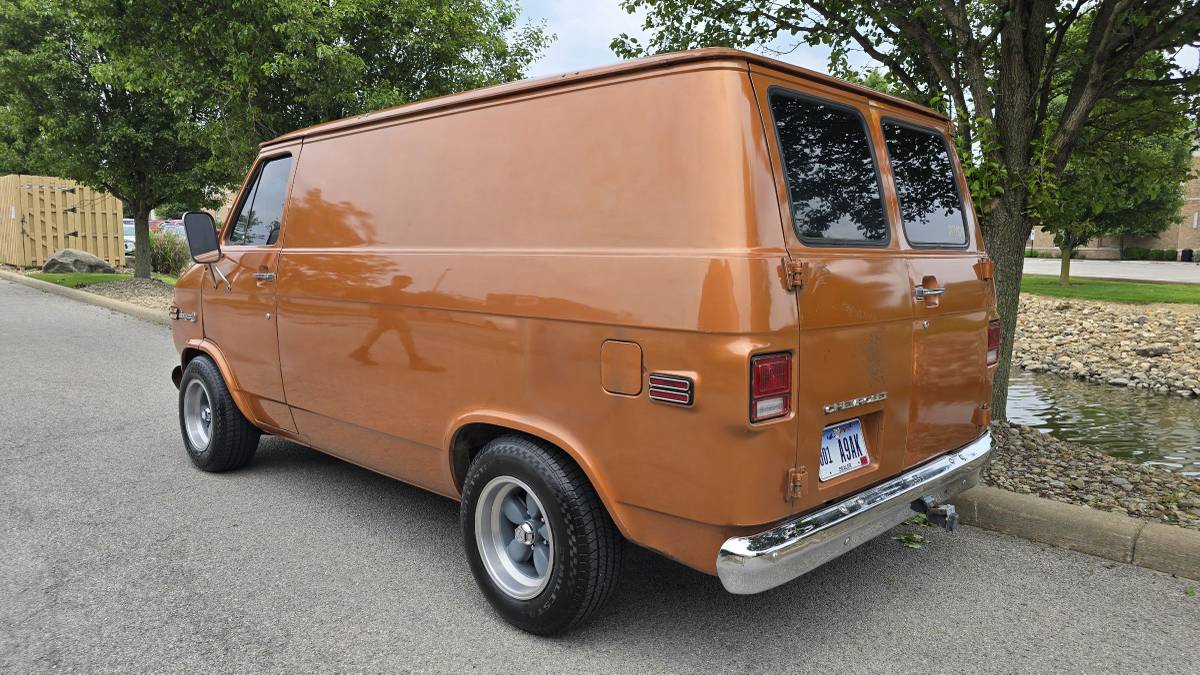 Chevrolet-G20-van-1976-orange-7