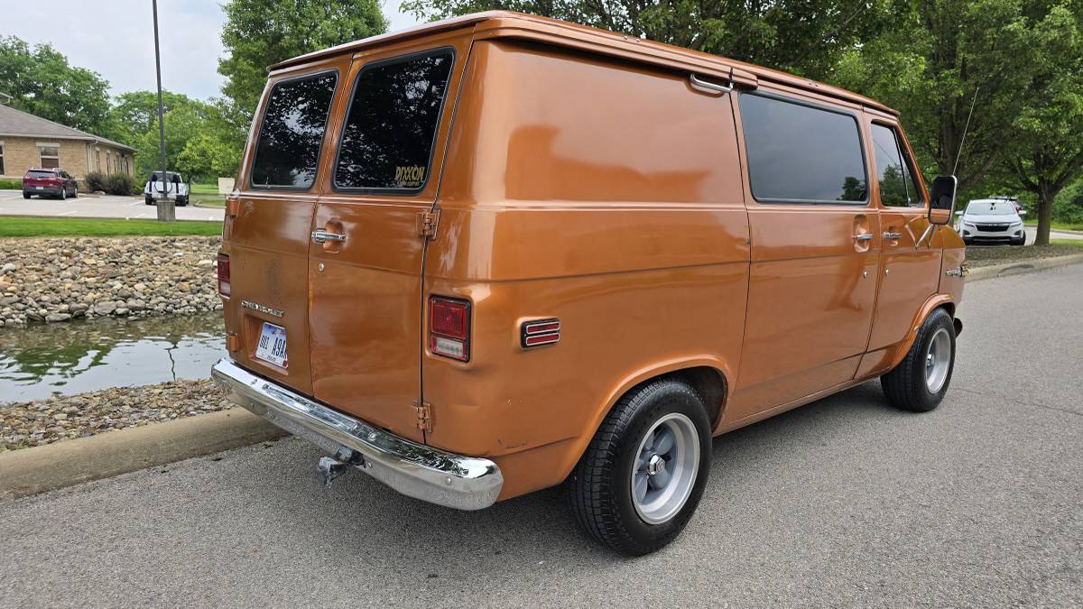 Chevrolet-G20-van-1976-orange-9