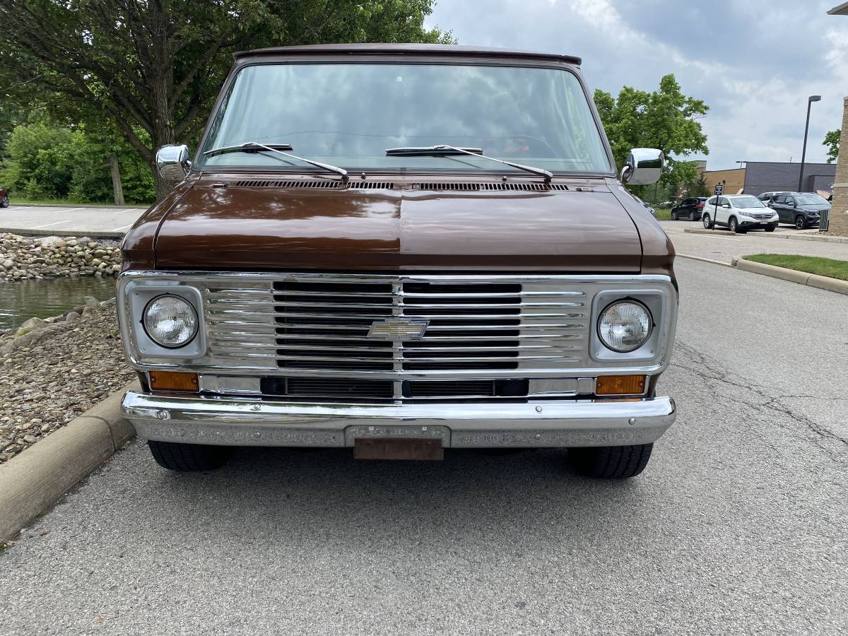 Chevrolet-G20-van-1977-brown-1