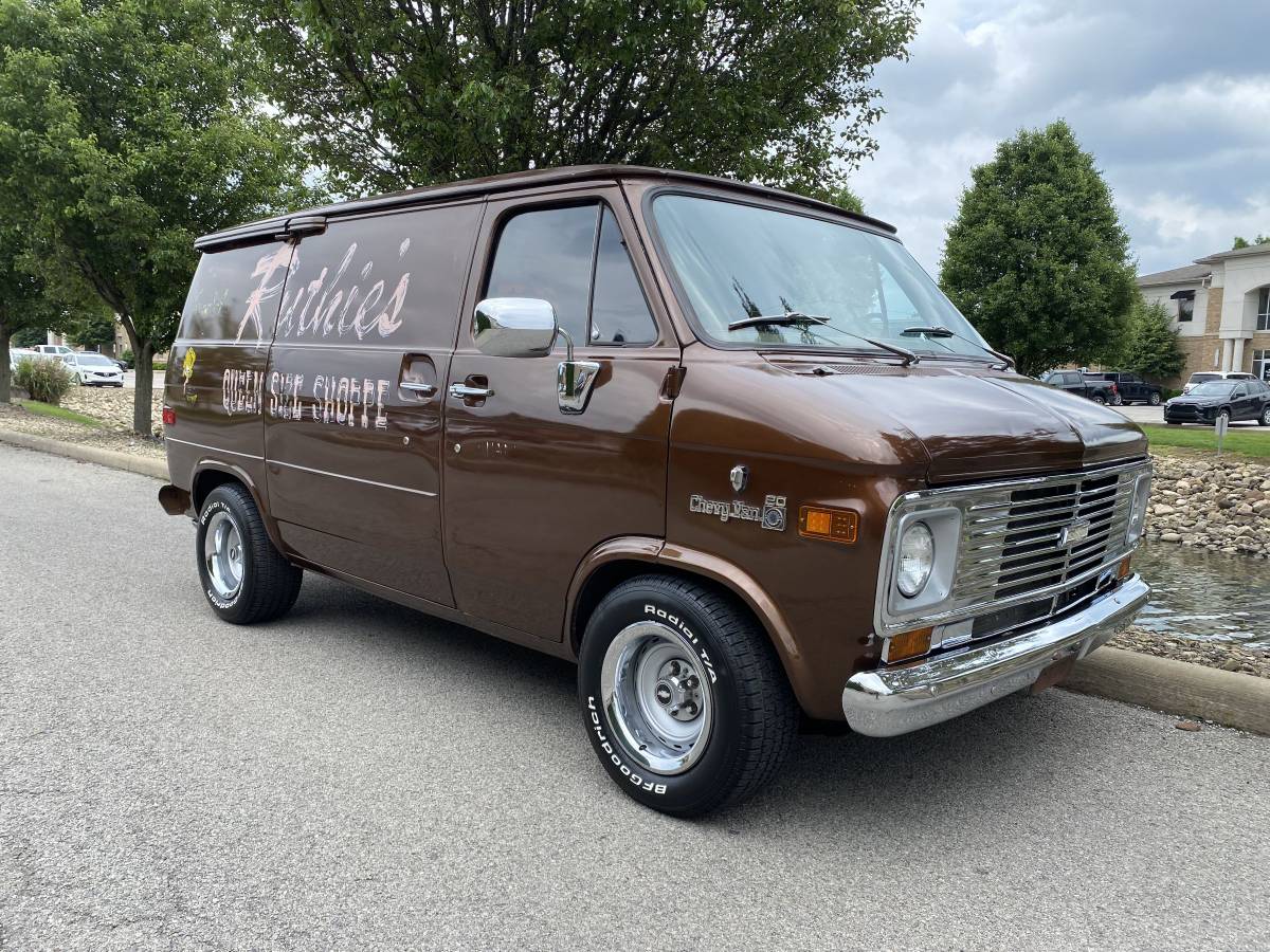 Chevrolet-G20-van-1977-brown-2