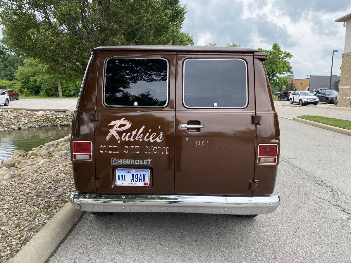 Chevrolet-G20-van-1977-brown-5