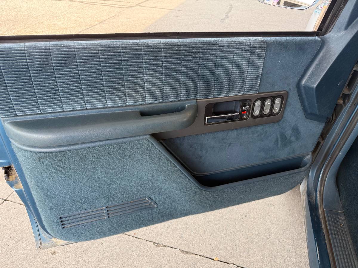 Chevrolet-Gmt-400-12-ton-nominal-1992-grey-13