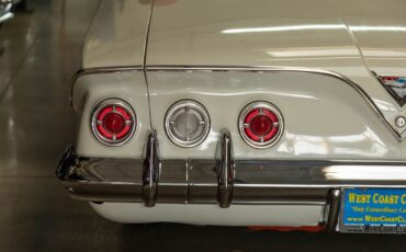 Chevrolet-Impala-1961-2-Door-Convertible-17
