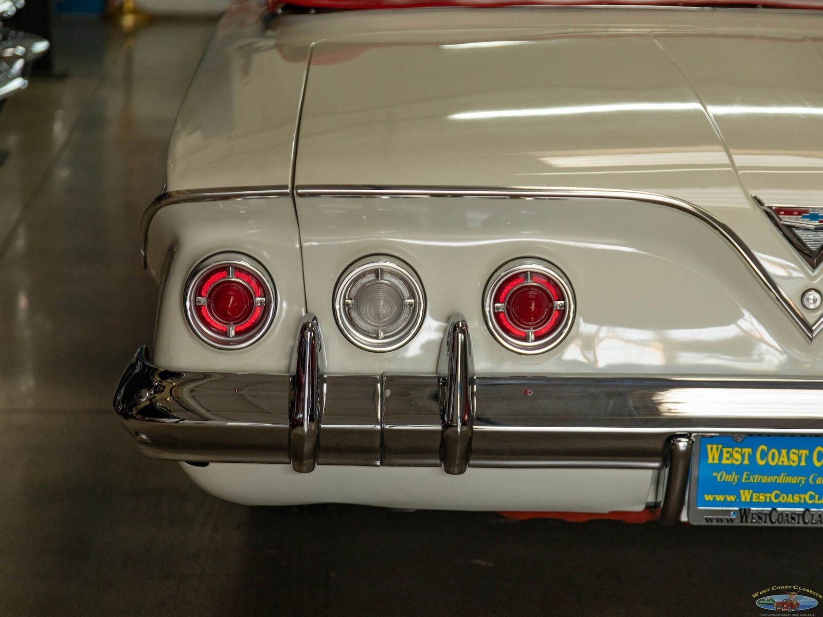 Chevrolet-Impala-1961-2-Door-Convertible-17