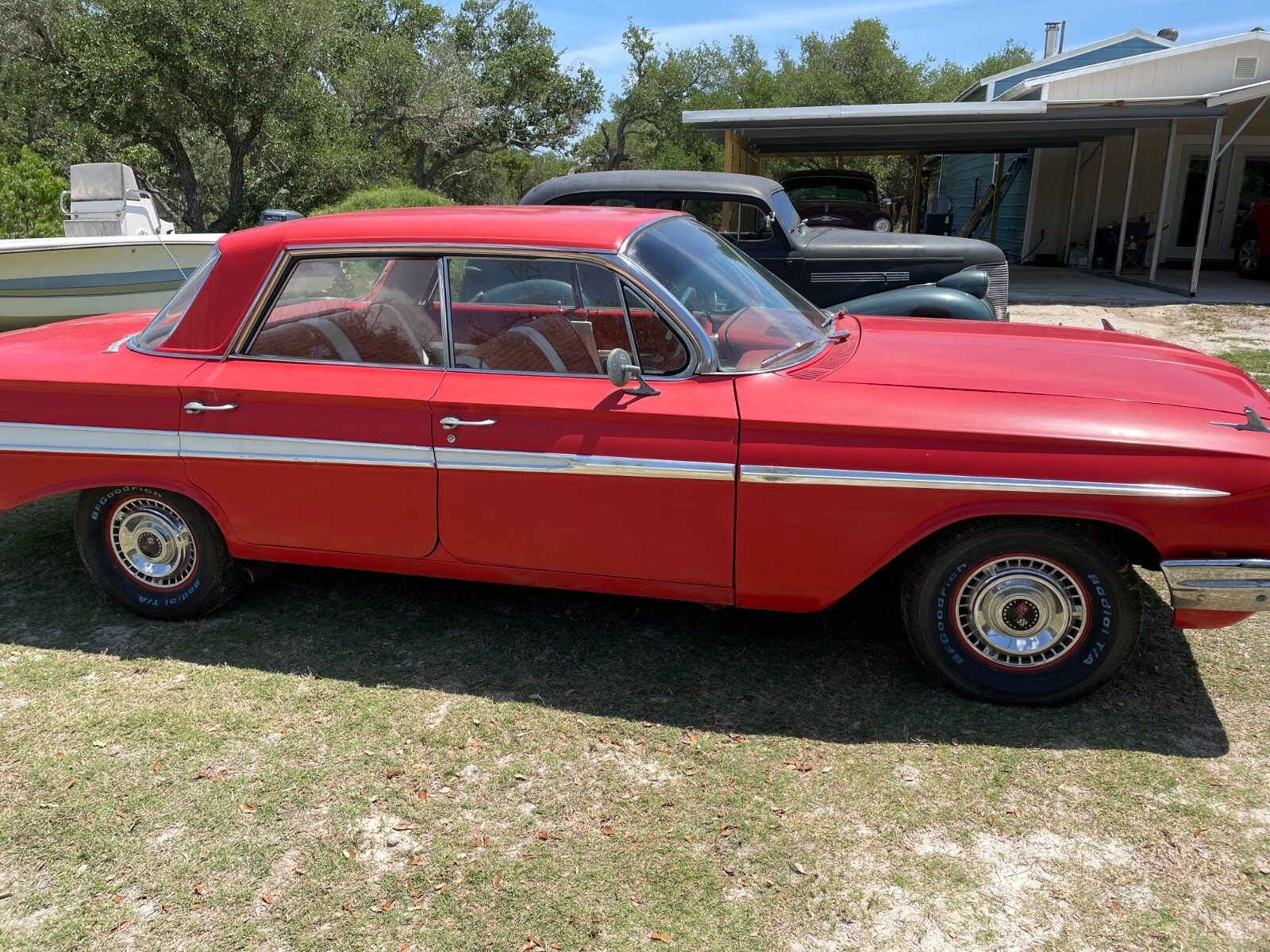 Chevrolet-Impala-1961-Sedan-2