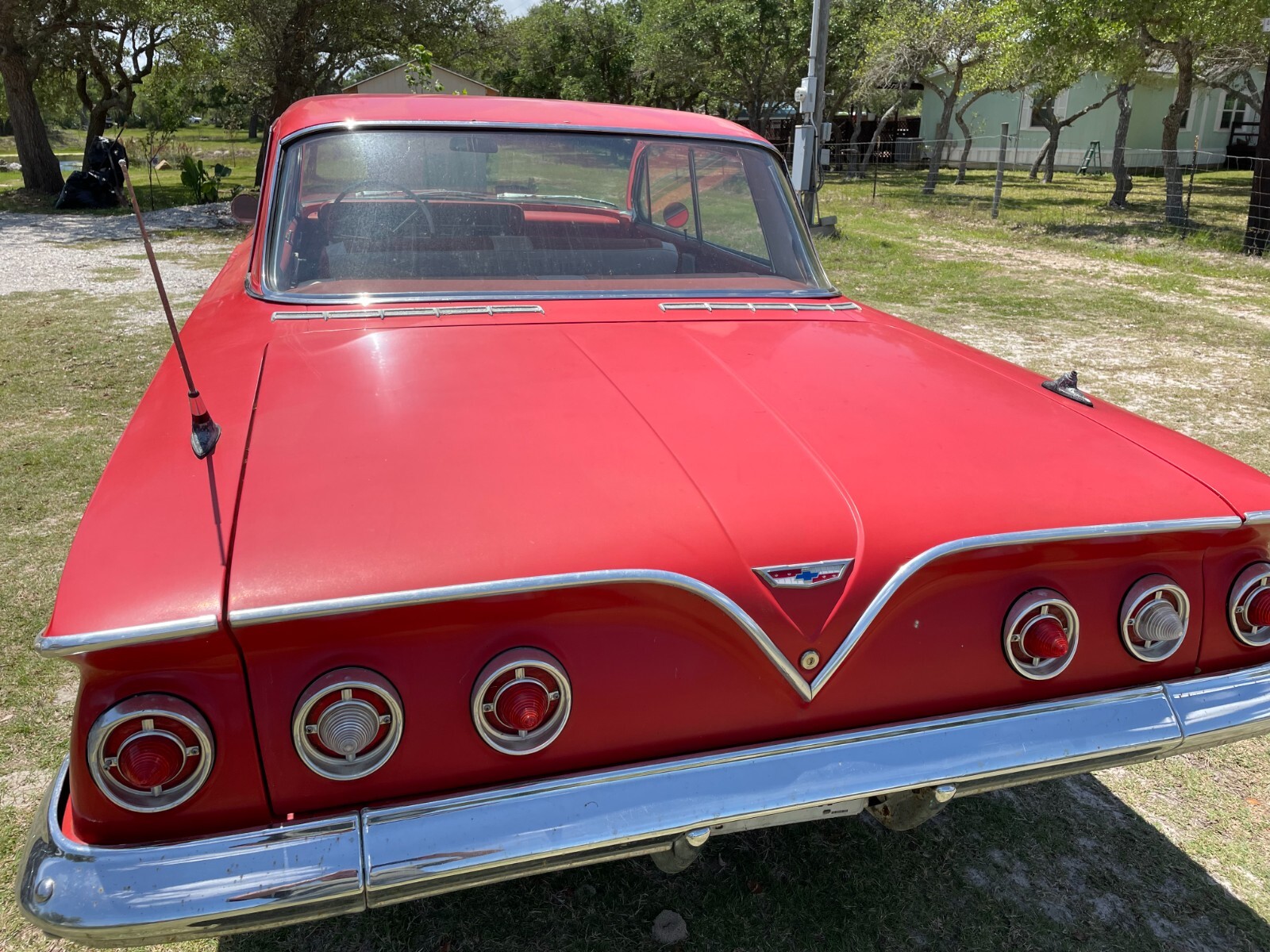 Chevrolet-Impala-1961-Sedan-3