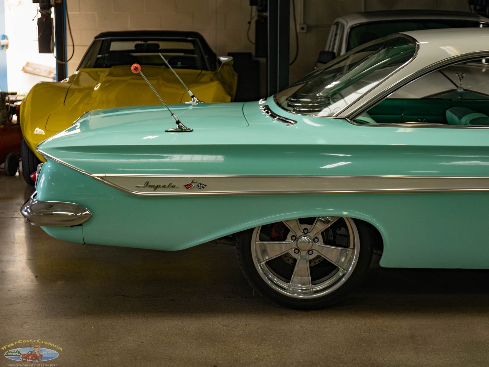 Chevrolet-Impala-2-Door-Hardtop-Custom-1961-2-Door-Hardtop-1