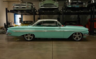Chevrolet-Impala-2-Door-Hardtop-Custom-1961-2-Door-Hardtop-2