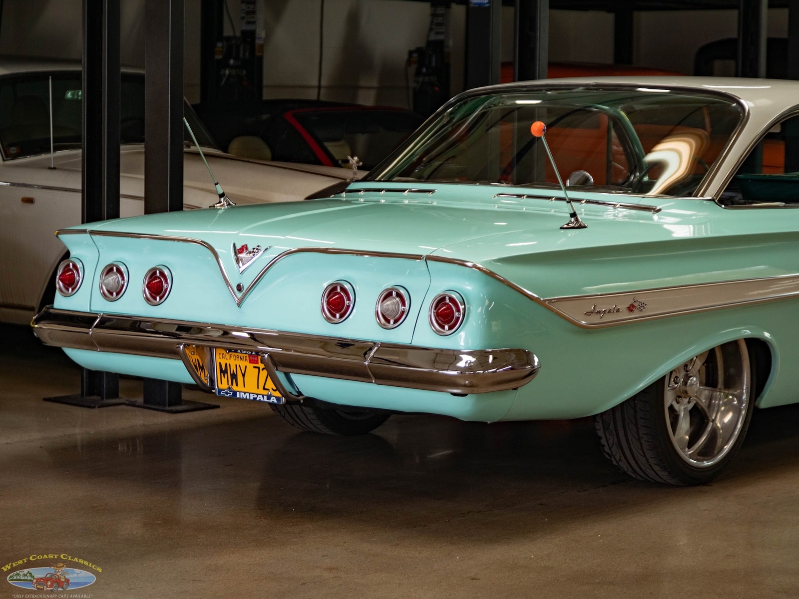 Chevrolet-Impala-2-Door-Hardtop-Custom-1961-2-Door-Hardtop-23