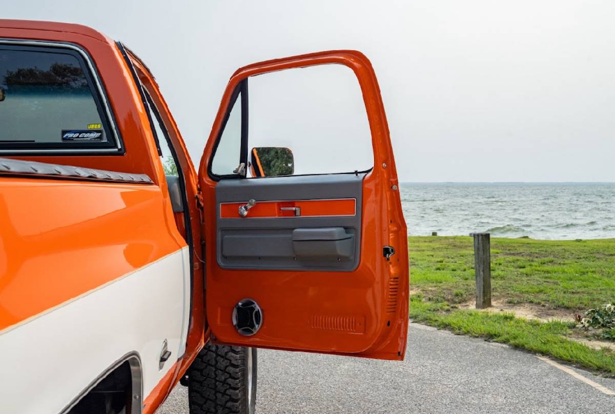 Chevrolet-K10-1976-orange-11