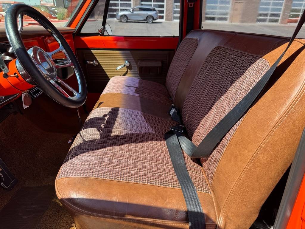 Chevrolet-K20-restomod-1968-orange-23
