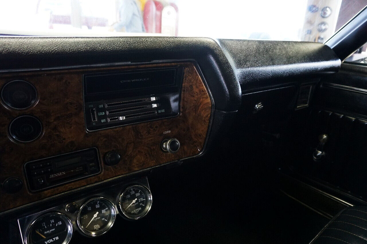 Chevrolet-Monte-Carlo-1970-Classic-Car-27