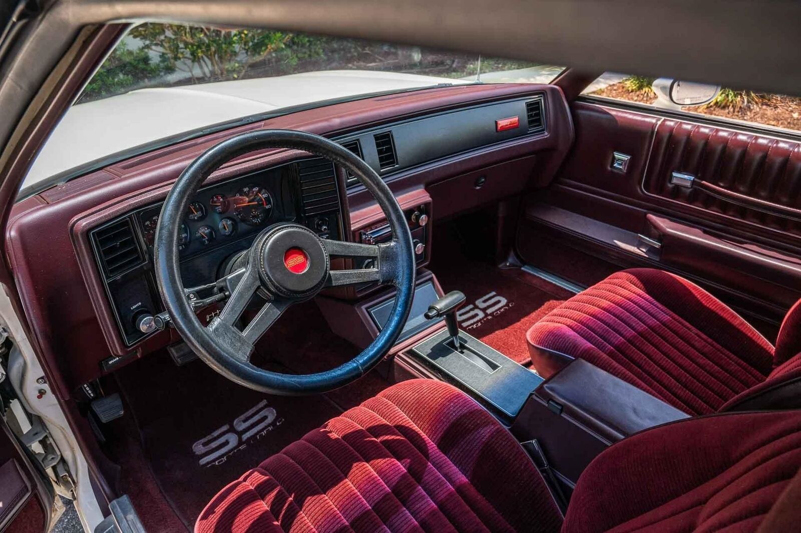 Chevrolet-Monte-Carlo-1985-2-Door-10