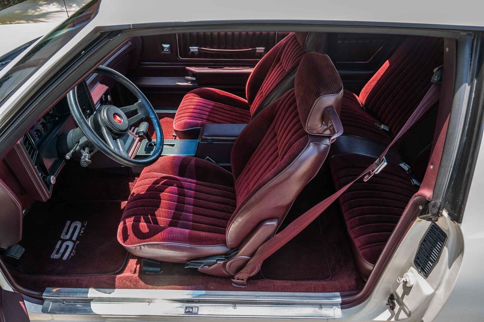 Chevrolet-Monte-Carlo-1985-2-Door-11