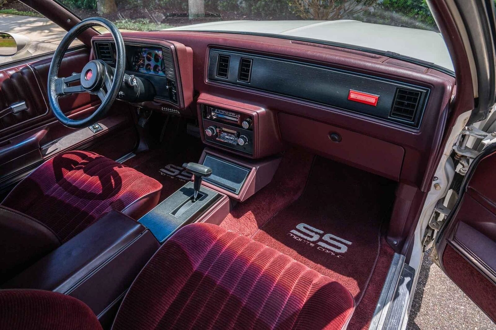Chevrolet-Monte-Carlo-1985-2-Door-12