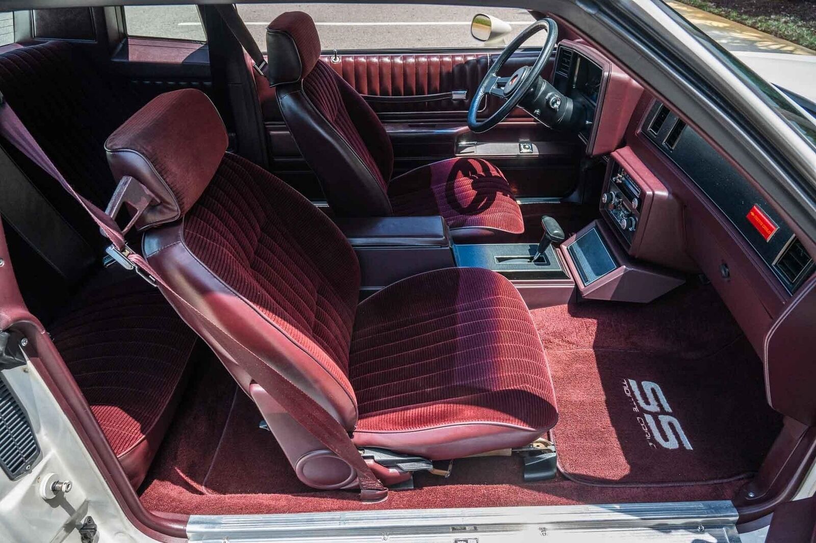 Chevrolet-Monte-Carlo-1985-2-Door-13