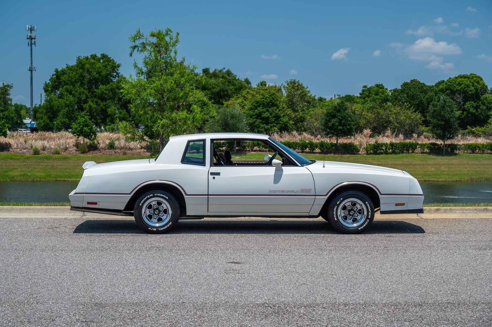 Chevrolet-Monte-Carlo-1985-2-Door-39