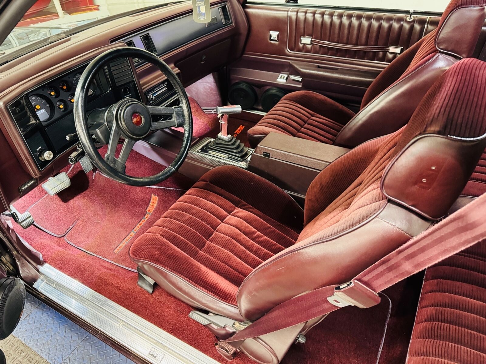 Chevrolet-Monte-Carlo-1985-Coupe-15