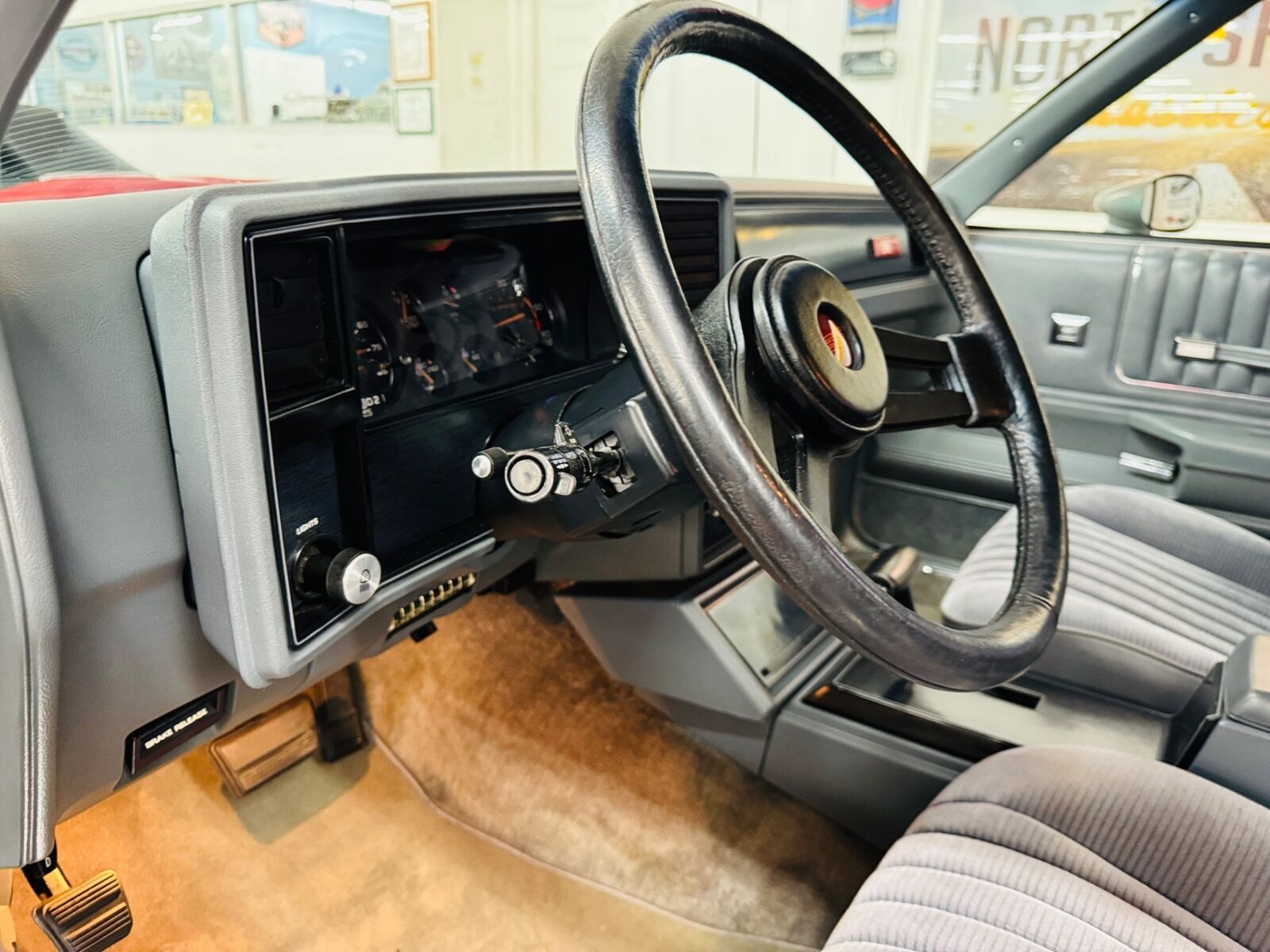 Chevrolet-Monte-Carlo-1985-Coupe-33