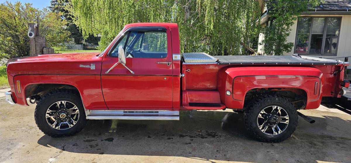 Chevrolet Pickup  1976 red