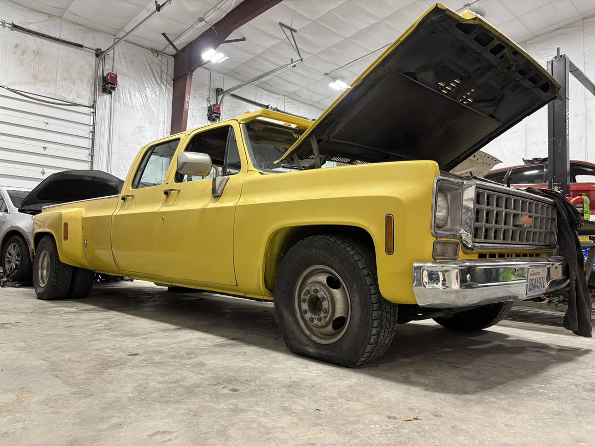 Chevrolet-Silverado-1976-yellow