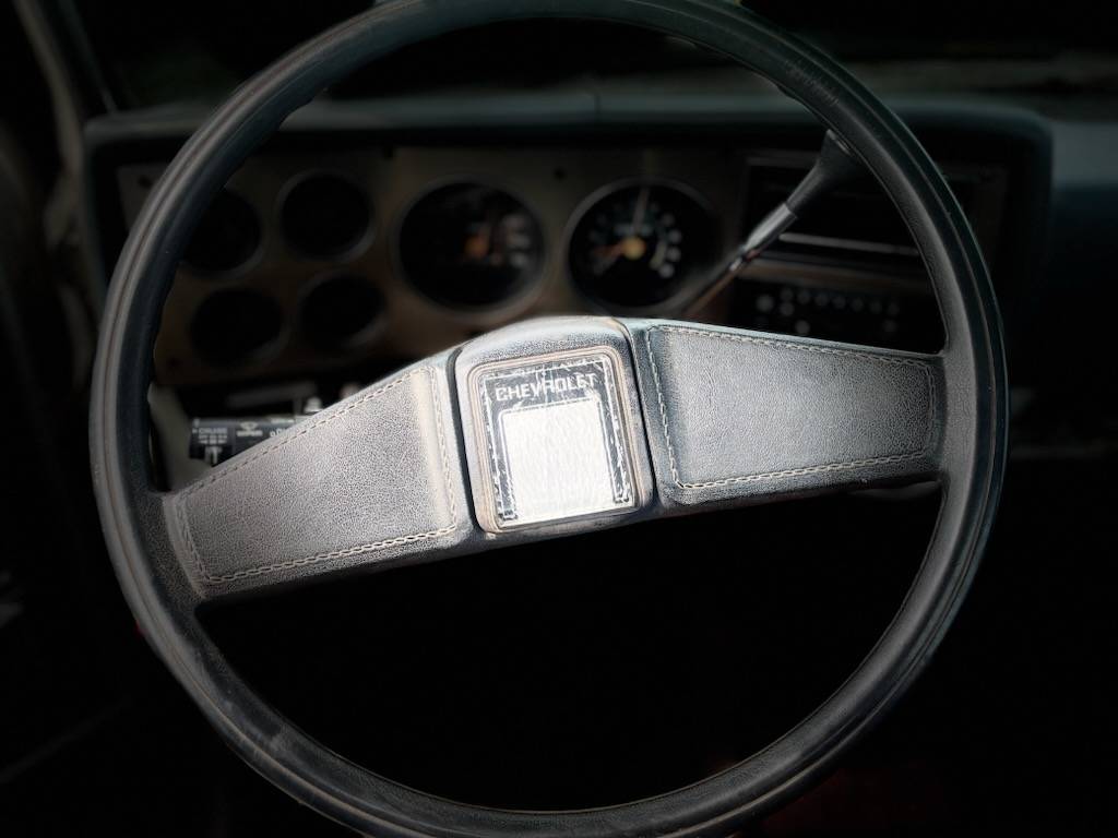 Chevrolet-Silverado-1985-white-10