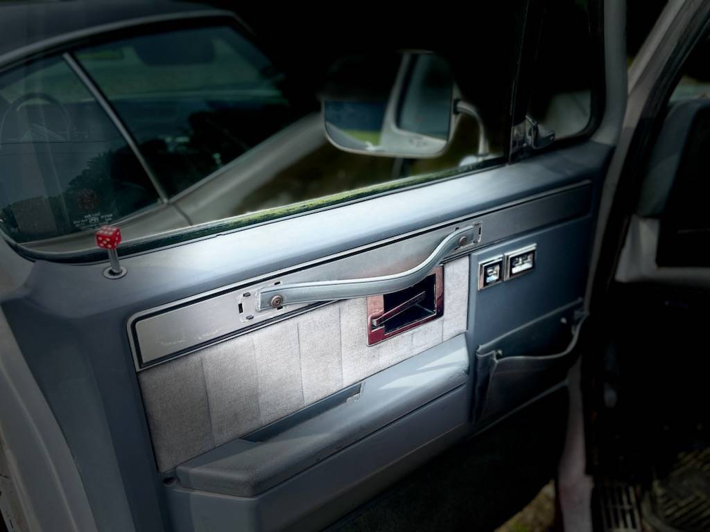 Chevrolet-Silverado-1985-white-8