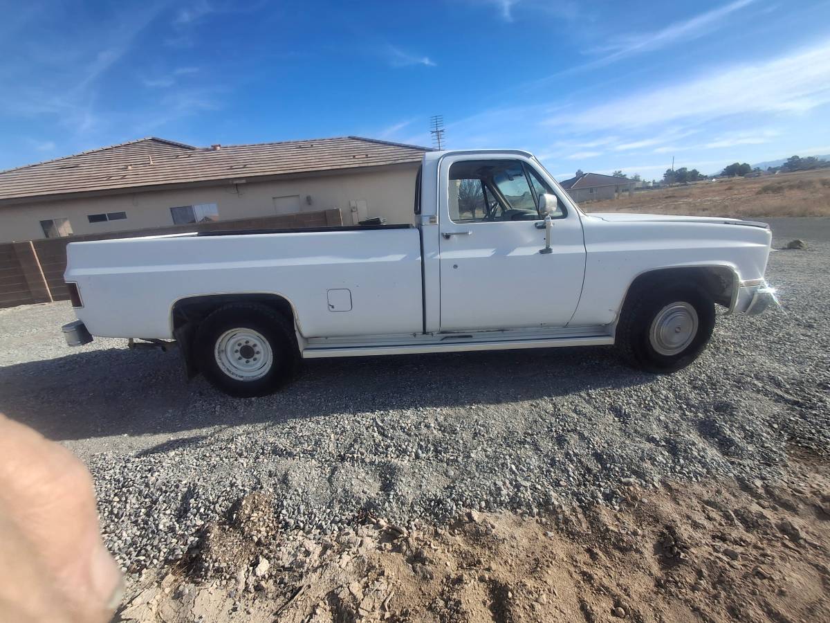 Chevrolet-Silverado-2500hd-1985-22