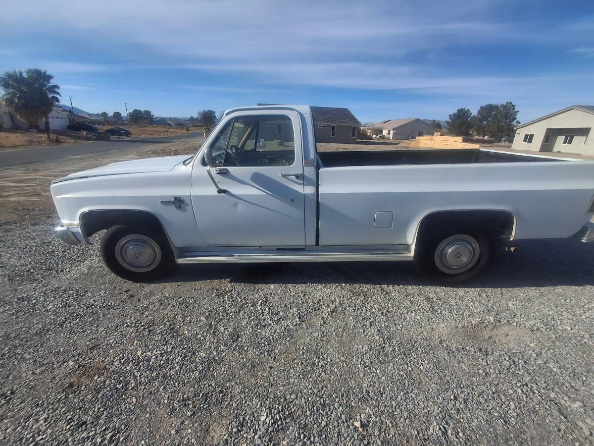 Chevrolet-Silverado-2500hd-1985-23